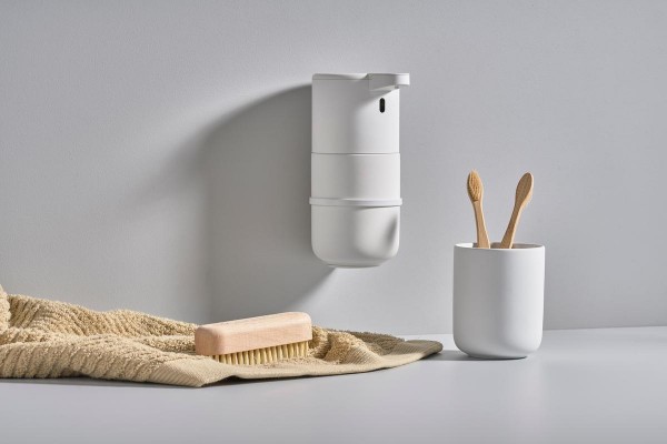 Nové bezdotykové dávkovače v 7 barvách od značky ZONE Denmark