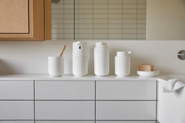 Nové bezdotykové dávkovače v 7 barvách od značky ZONE Denmark